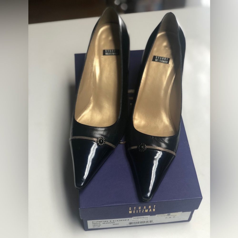 Stuart Weitzman Size 7 Medium Navy  Kitten Heeled Leather Pointed Toe Pumps